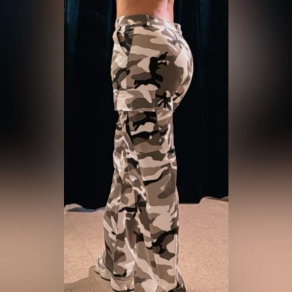 Camouflage Chic High-Waist Cargo Pants - Picture 13 of 16